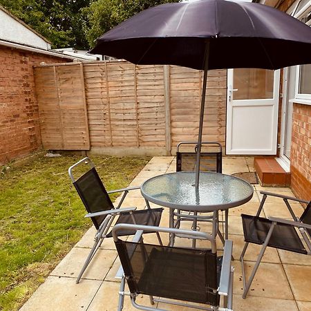Modern 1-Bed Apt 30Min To Central London & Parking Екстер'єр фото