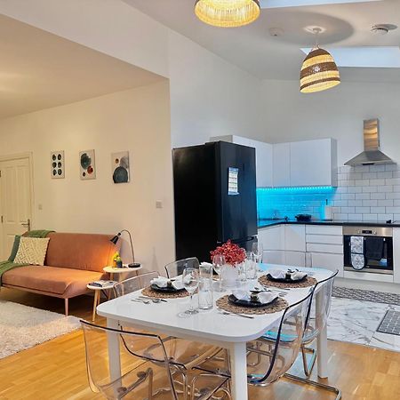 Modern 1-Bed Apt 30Min To Central London & Parking Екстер'єр фото