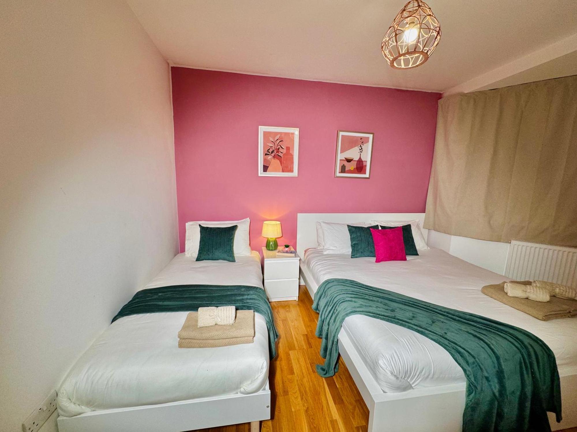 Modern 1-Bed Apt 30Min To Central London & Parking Екстер'єр фото