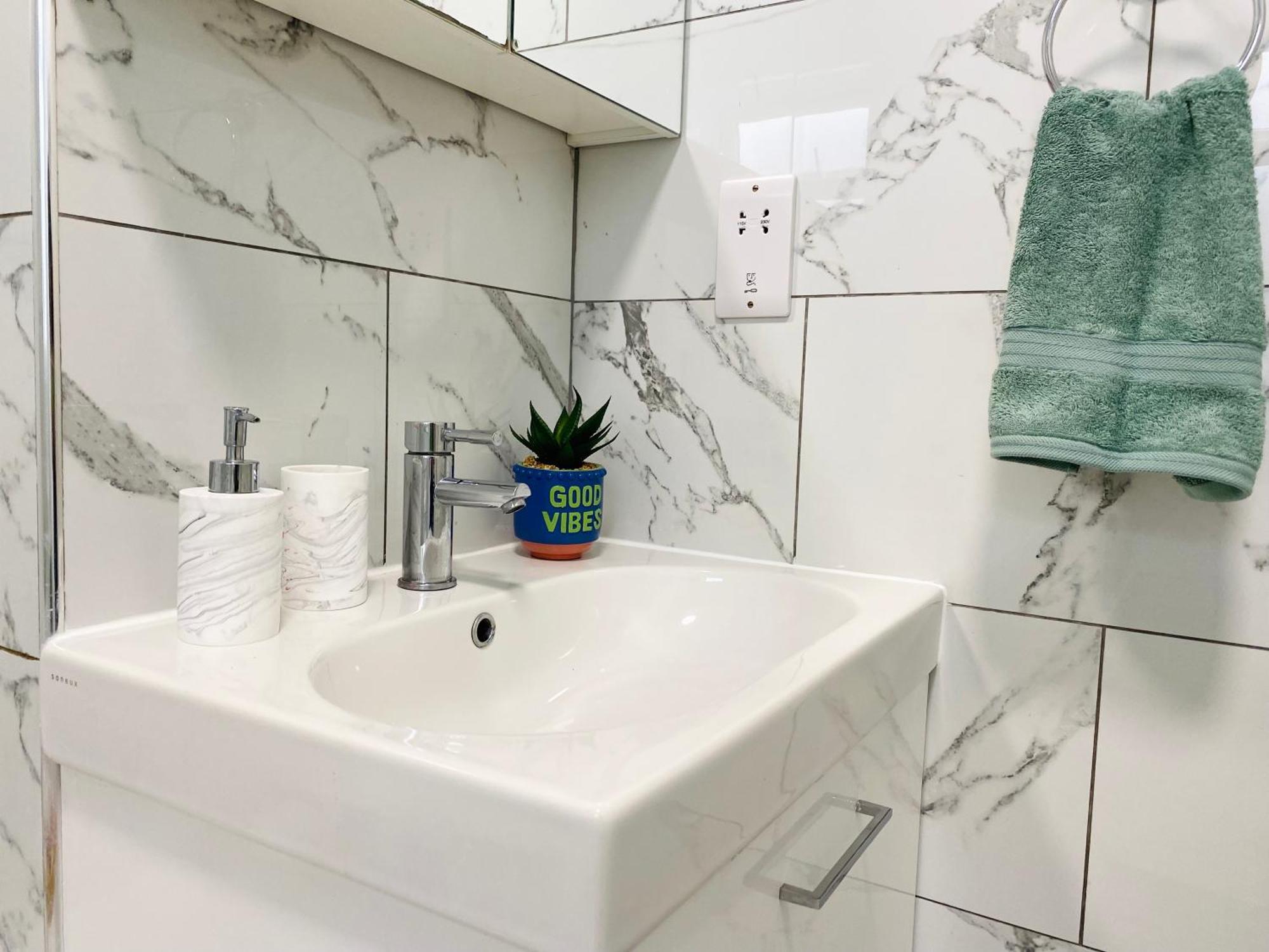 Modern 1-Bed Apt 30Min To Central London & Parking Екстер'єр фото