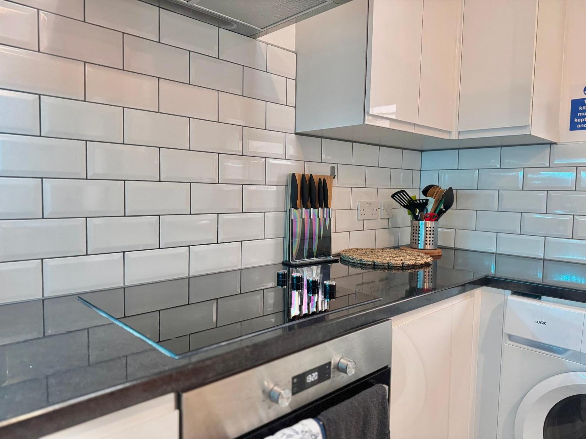Modern 1-Bed Apt 30Min To Central London & Parking Екстер'єр фото